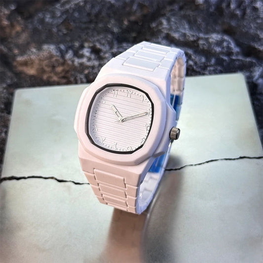 Gentlemen's Classic Quartz Watch Featuring a Smooth Resin Bracelet, Arabic Numerals on the Dial, and a Business Casual Aesthetic. A Removal Tool is Provided.
