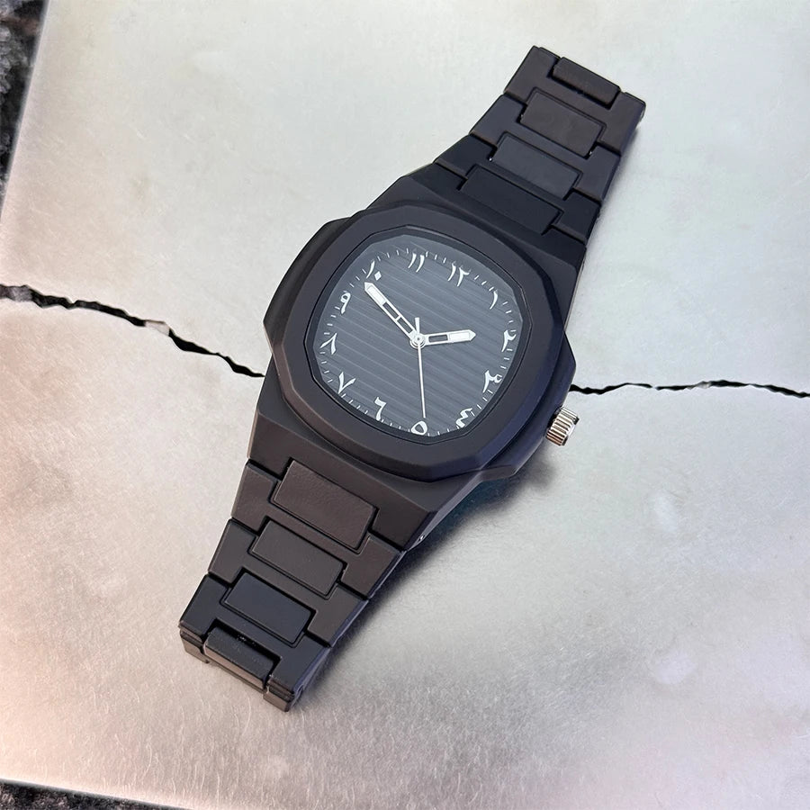 Gentlemen's Classic Quartz Watch Featuring a Smooth Resin Bracelet, Arabic Numerals on the Dial, and a Business Casual Aesthetic. A Removal Tool is Provided.