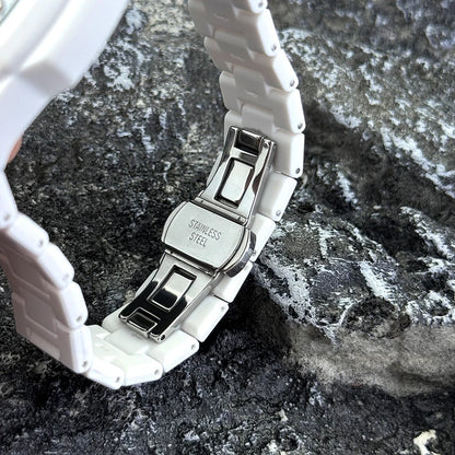 Gentlemen's Classic Quartz Watch Featuring a Smooth Resin Bracelet, Arabic Numerals on the Dial, and a Business Casual Aesthetic. A Removal Tool is Provided.