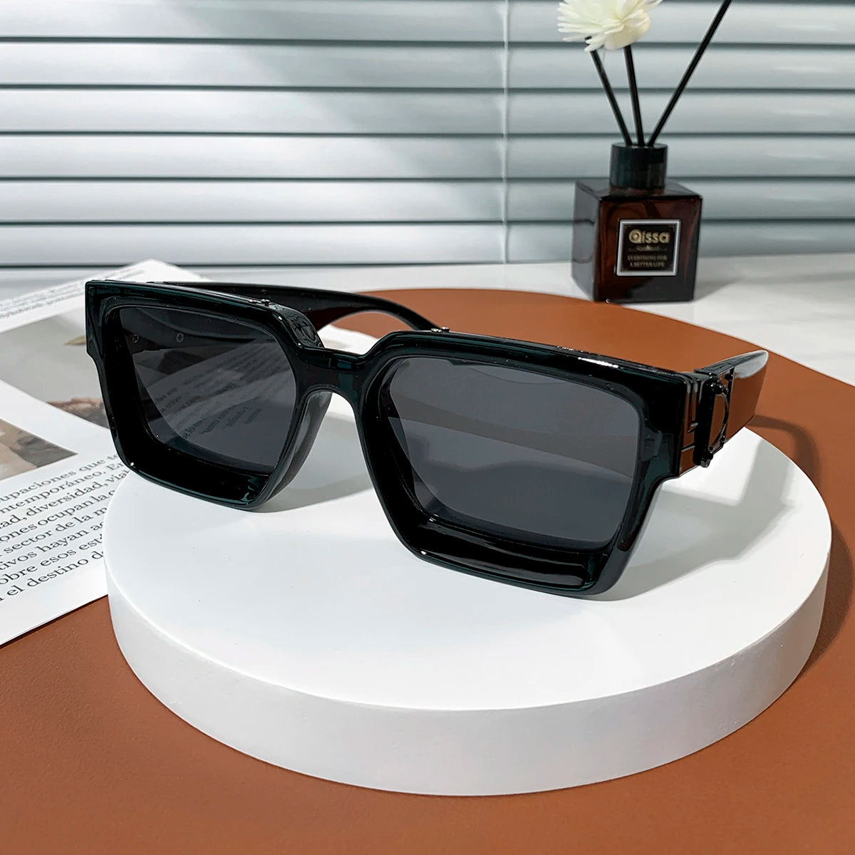 Introducing the Ruiao Retro Black Millionaire Shades, a luxurious and iconic eyewear collection for 2026. These designer square sunglasses, suitable for both men and women, embody a famous brand's commitment to style and sophistication.