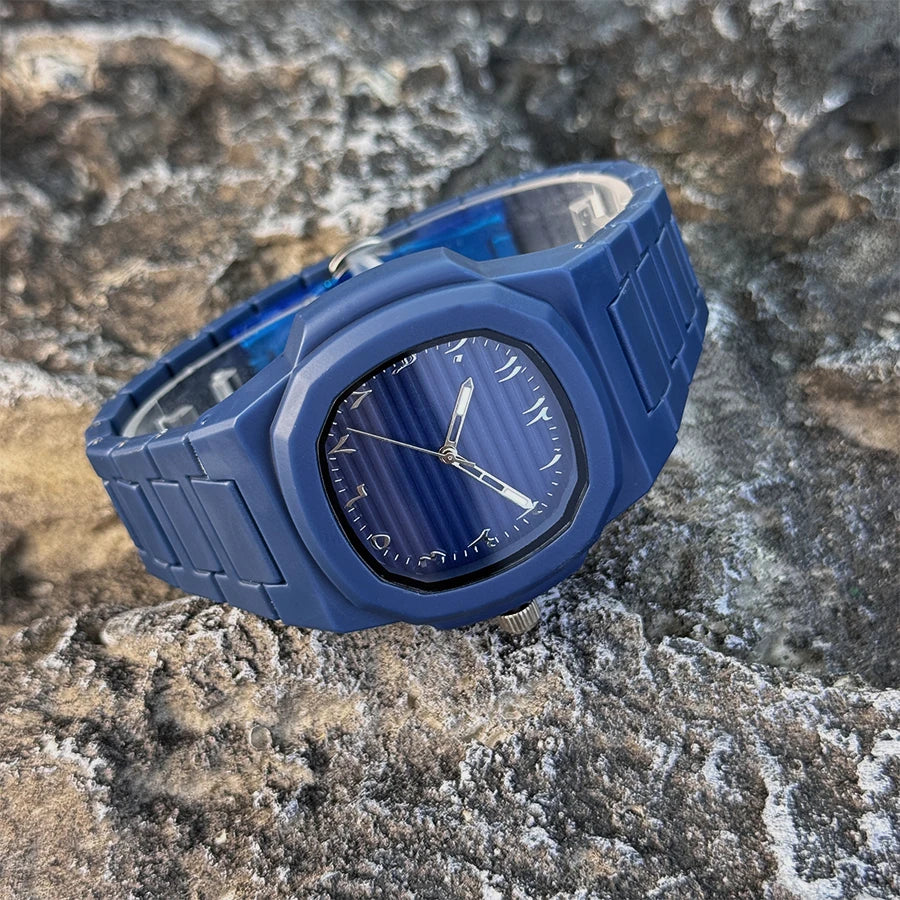 Gentlemen's Classic Quartz Watch Featuring a Smooth Resin Bracelet, Arabic Numerals on the Dial, and a Business Casual Aesthetic. A Removal Tool is Provided.
