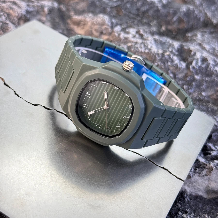 Gentlemen's Classic Quartz Watch Featuring a Smooth Resin Bracelet, Arabic Numerals on the Dial, and a Business Casual Aesthetic. A Removal Tool is Provided.