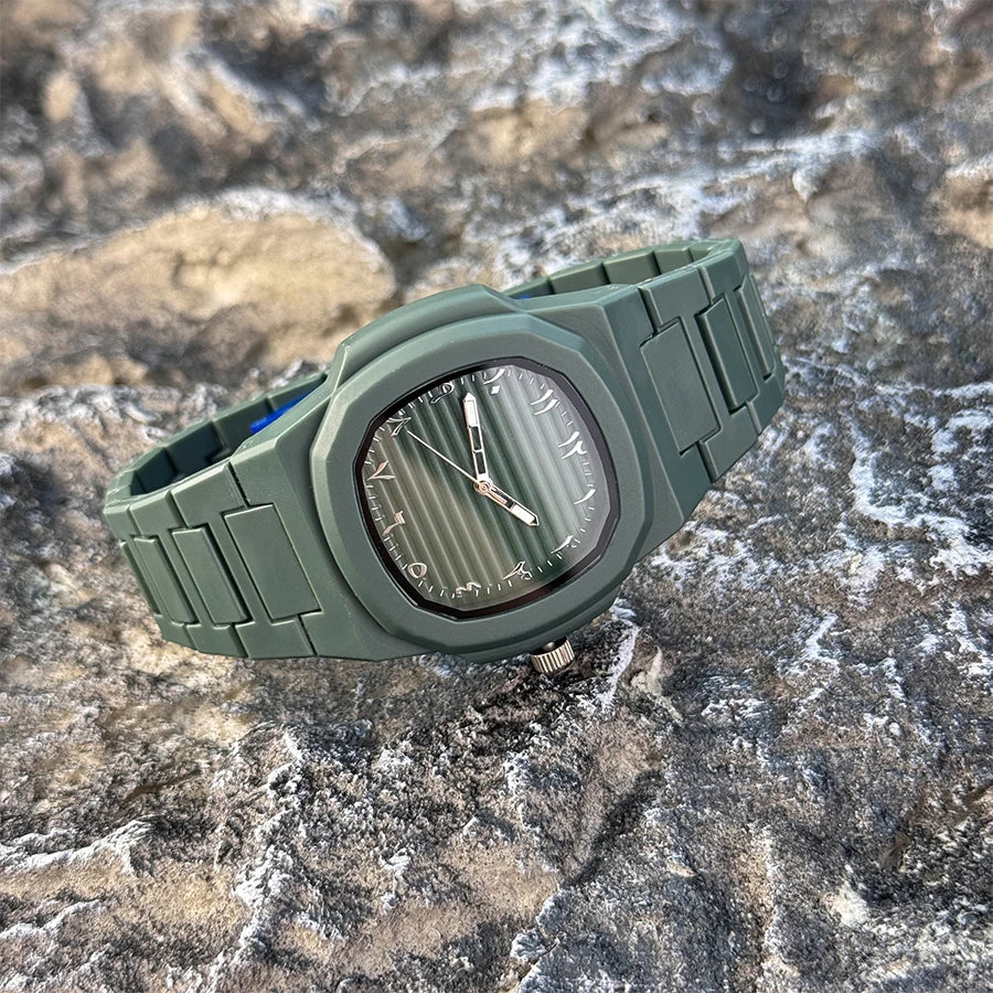 Gentlemen's Classic Quartz Watch Featuring a Smooth Resin Bracelet, Arabic Numerals on the Dial, and a Business Casual Aesthetic. A Removal Tool is Provided.